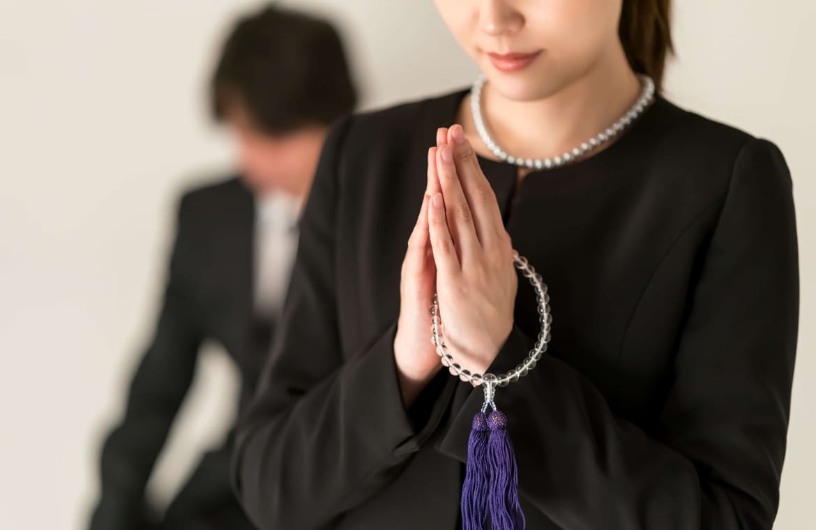 手を合わせる女性